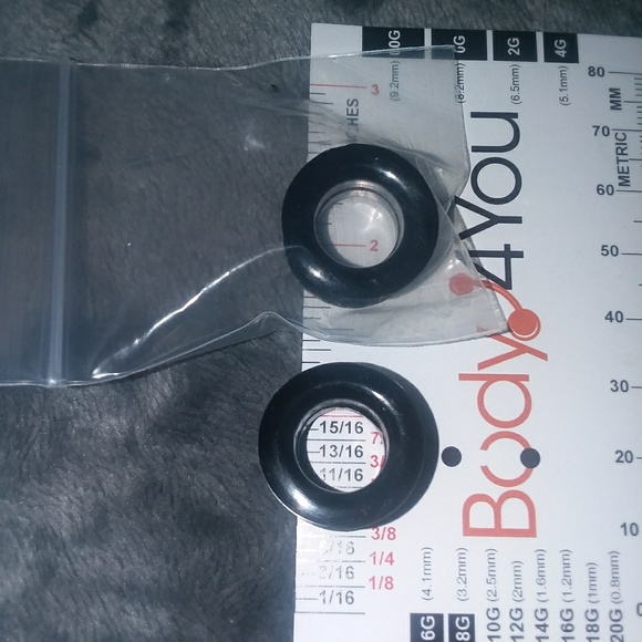 Black silicon tunnels - Picture 1 of 2